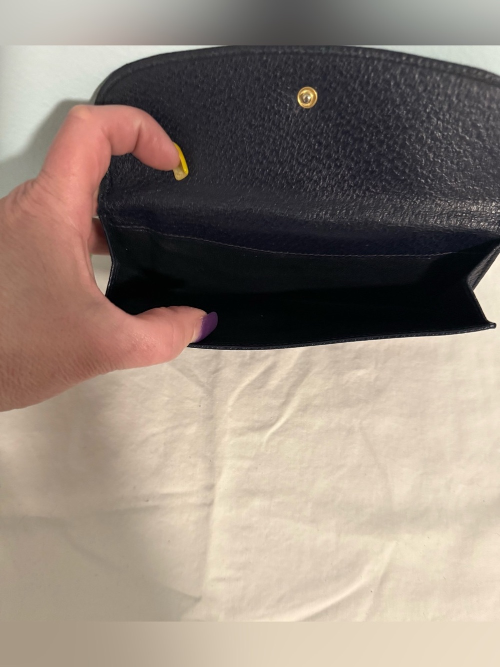Gucci Vintage Navy Pebbled Leather Cardholder/Wallet with Gold tone Logo clasp!๐ฎ - Picture 10 of 16